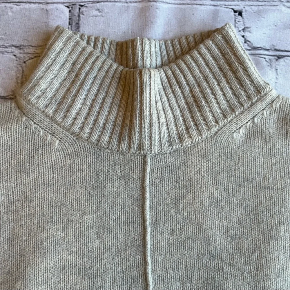 Saks Fifth Avenue 100% Cashmere Sweater Womens Large Gray Neural Quiet Luxury - Picture 2 of 16